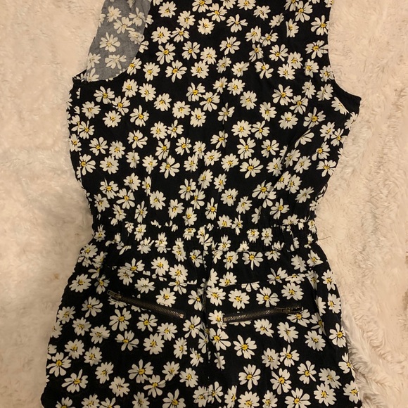 Forever 21 Daisy Printed Romper - Picture 4 of 4